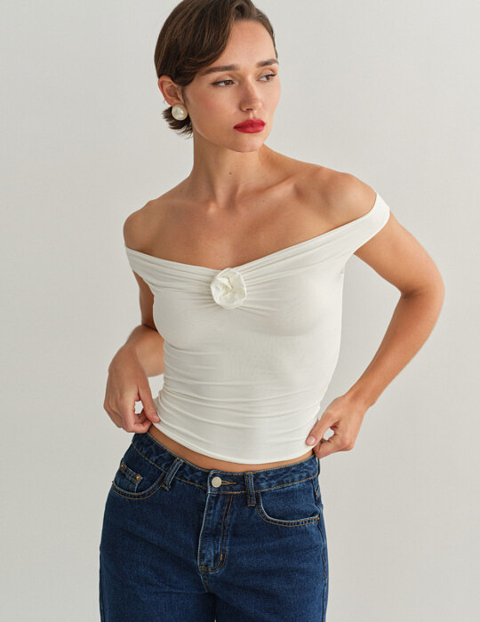 Off-shoulder τοπ με λεπτομέρεια λουλούδι