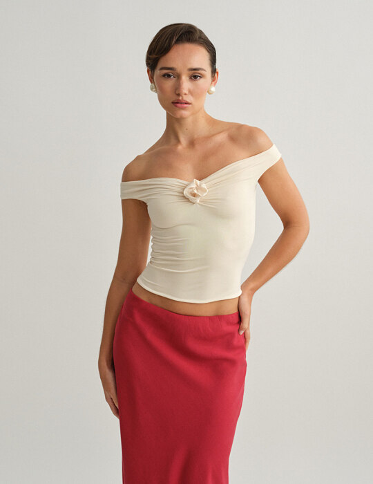 Off-shoulder τοπ με λεπτομέρεια λουλούδι