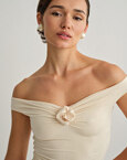Off-shoulder τοπ με λεπτομέρεια λουλούδι