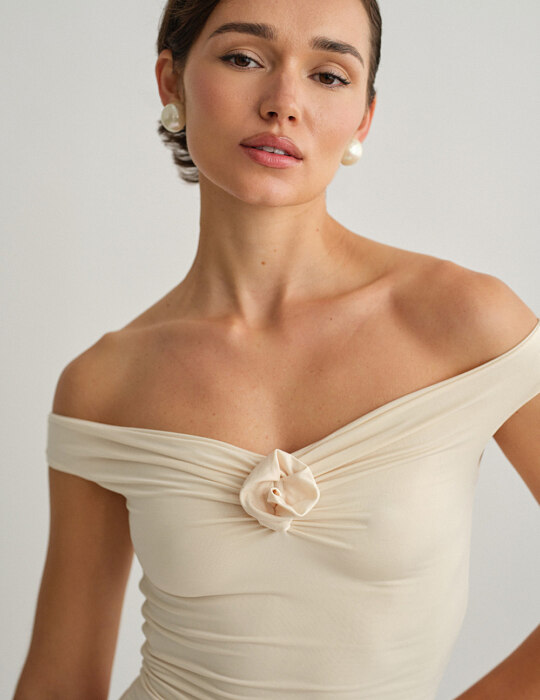 Off-shoulder τοπ με λεπτομέρεια λουλούδι