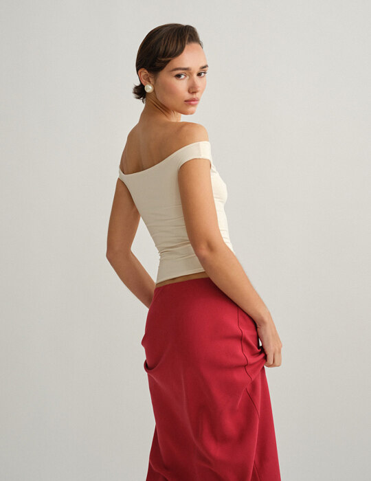Off-shoulder τοπ με λεπτομέρεια λουλούδι