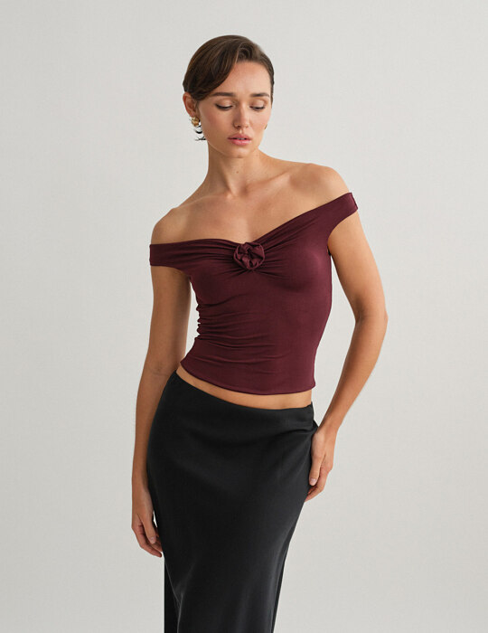 Off-shoulder τοπ με λεπτομέρεια λουλούδι