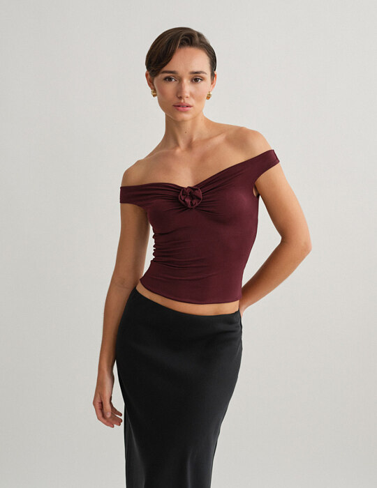 Off-shoulder τοπ με λεπτομέρεια λουλούδι