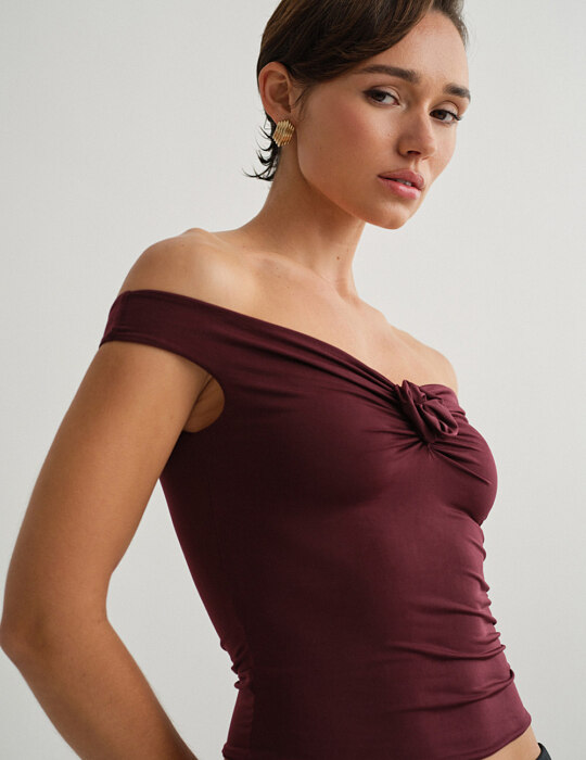 Off-shoulder τοπ με λεπτομέρεια λουλούδι