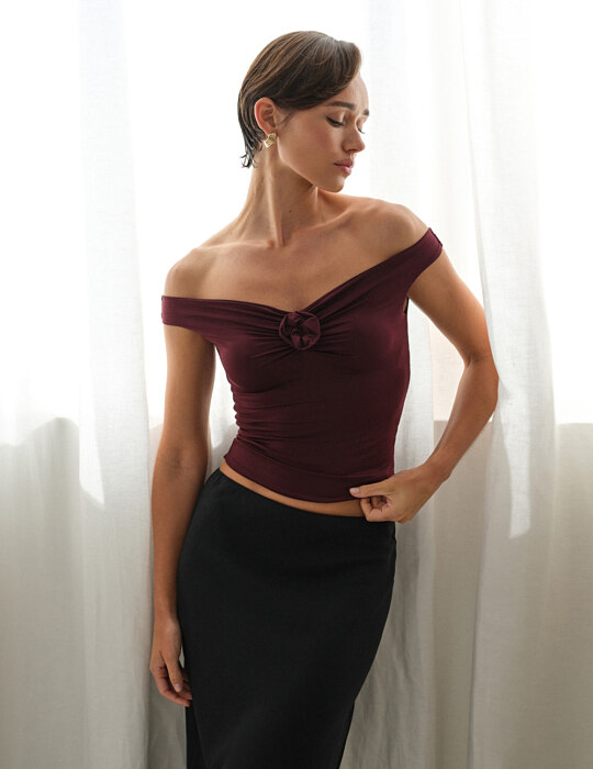 Off-shoulder τοπ με λεπτομέρεια λουλούδι