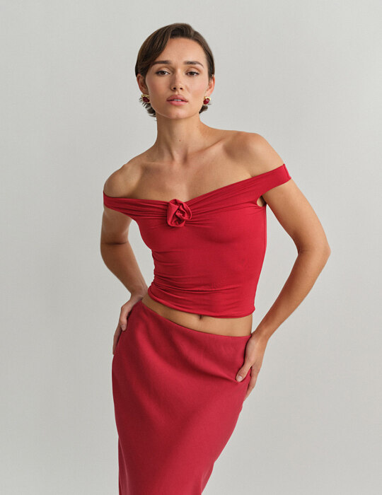 Off-shoulder τοπ με λεπτομέρεια λουλούδι