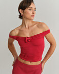 Off-shoulder τοπ με λεπτομέρεια λουλούδι