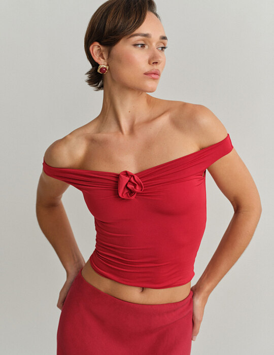 Off-shoulder τοπ με λεπτομέρεια λουλούδι