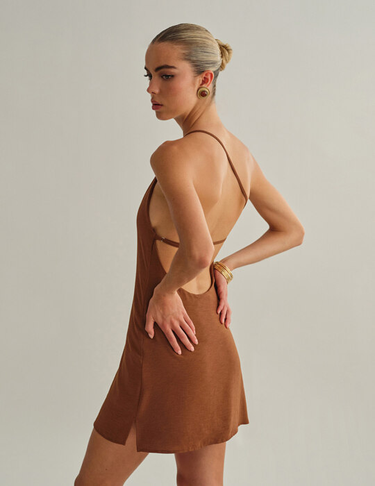 One-shoulder μίνι φόρεμα με ανοιχτή πλάτη