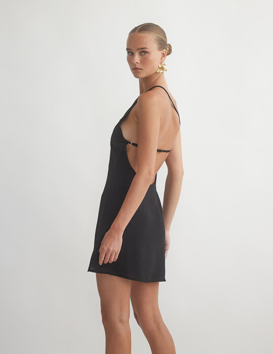 One-shoulder μίνι φόρεμα με ανοιχτή πλάτη