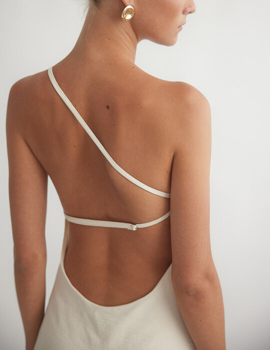One-shoulder μίνι φόρεμα με ανοιχτή πλάτη