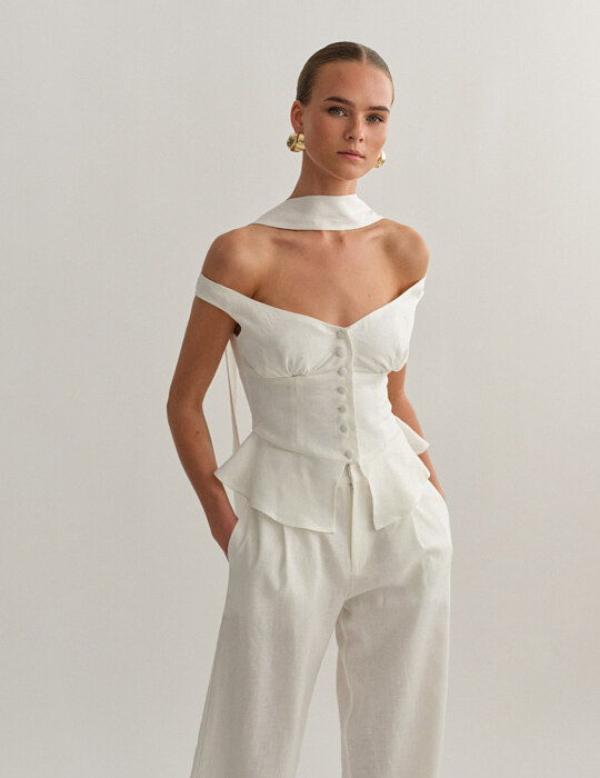 Off-shoulder λινό τοπ με κουμπιά