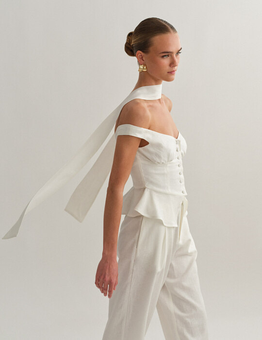 Off-shoulder λινό τοπ με κουμπιά