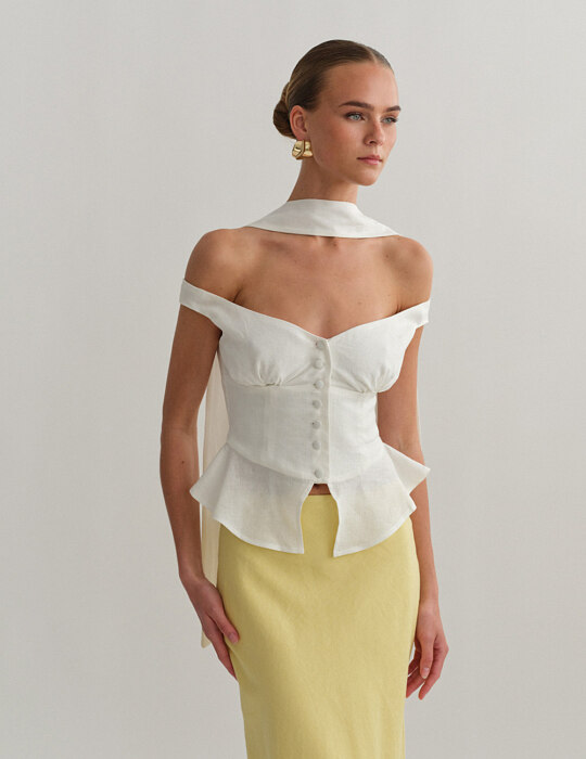 Off-shoulder λινό τοπ με κουμπιά