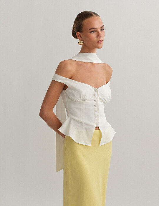 Off-shoulder λινό τοπ με κουμπιά