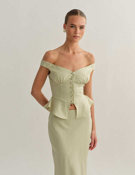 Off-shoulder λινό τοπ με κουμπιά