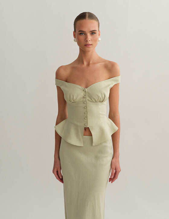 Off-shoulder λινό τοπ με κουμπιά
