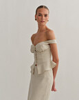 Off-shoulder λινό τοπ με κουμπιά