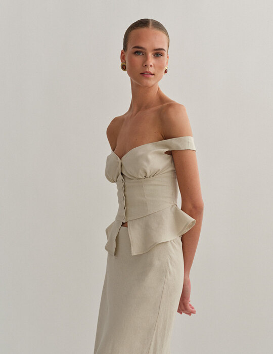 Off-shoulder λινό τοπ με κουμπιά