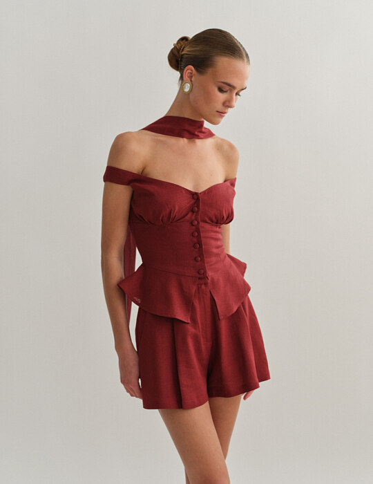 Off-shoulder λινό τοπ με κουμπιά