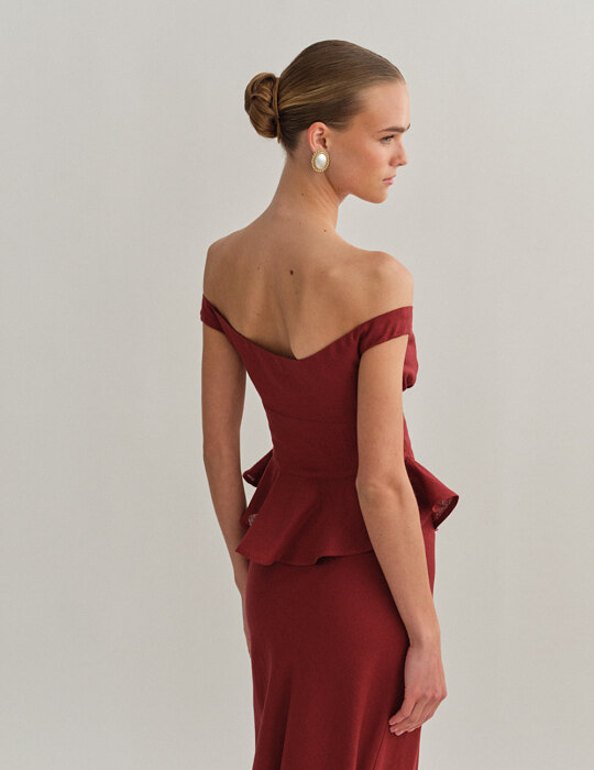 Off-shoulder λινό τοπ με κουμπιά