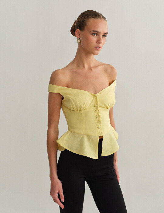 Off-shoulder λινό τοπ με κουμπιά