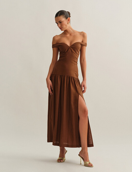 Off-shoulder λινό midi φόρεμα