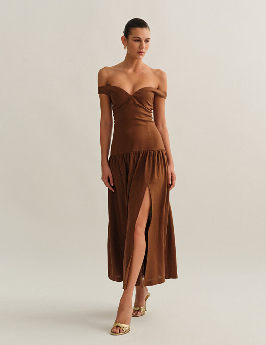 Off-shoulder λινό midi φόρεμα