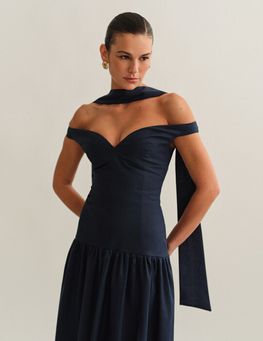 Off-shoulder λινό midi φόρεμα