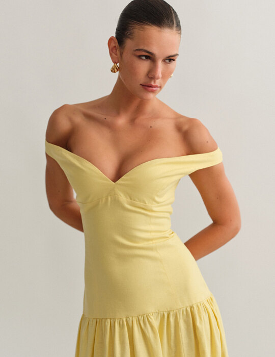 Off-shoulder λινό midi φόρεμα