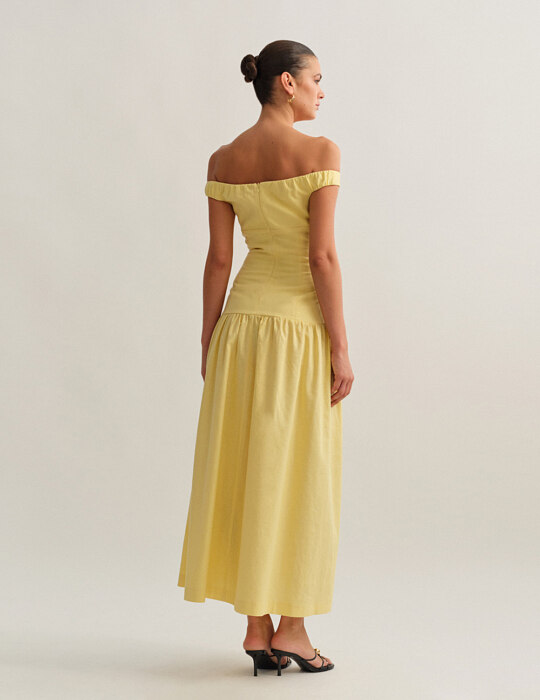 Off-shoulder λινό midi φόρεμα