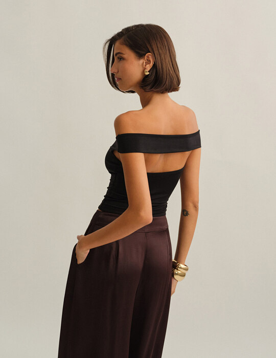 Off-shoulder τοπ με ανοιχτή πλάτη