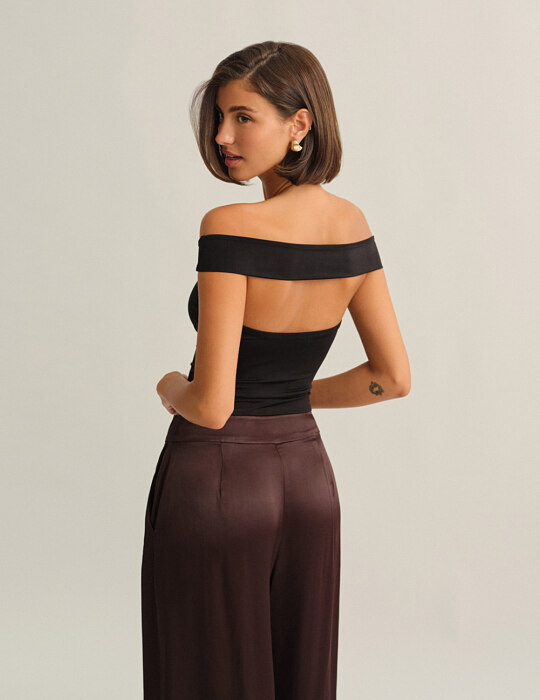 Off-shoulder τοπ με ανοιχτή πλάτη