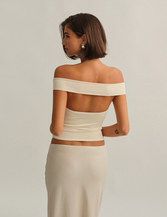 Off-shoulder τοπ με ανοιχτή πλάτη