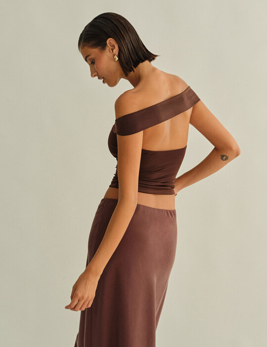 Off-shoulder τοπ με ανοιχτή πλάτη