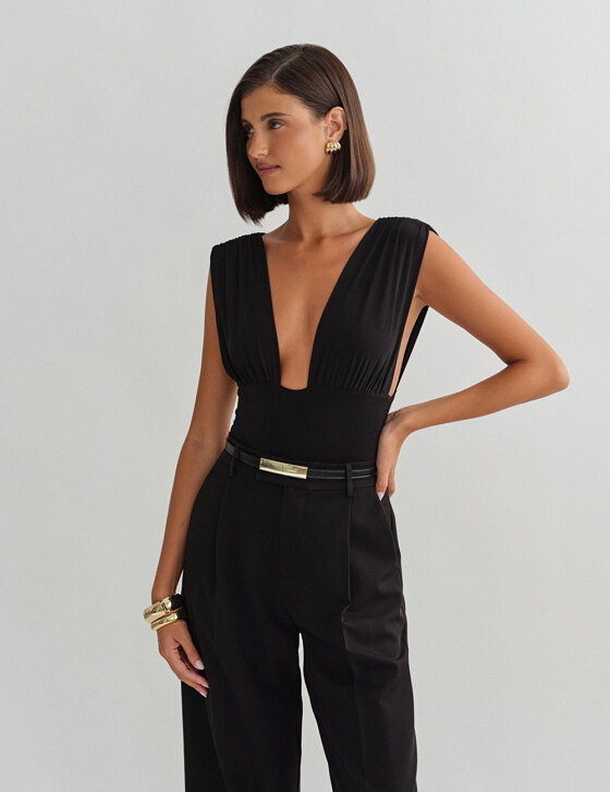 Κορμάκι V-neck με φαρδιές τιράντες